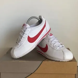 Nike Classic Cortez White/Red Kids Sneakers - SZ 2 Y